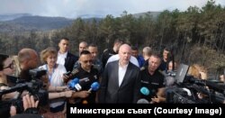 Премиерът Росен Желязков говори пред журналисти в района на Илинденци. Снимката е от 28 юли 2025 г.