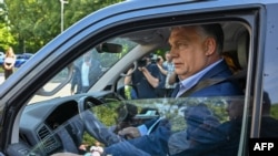 Orbán Viktor a szavazóköre előtt 2024. június 9-én, az európai parlamenti és önkormányzati választás napján