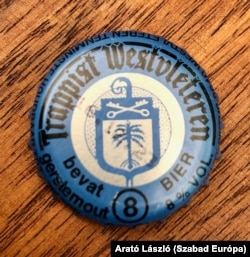 A söröket a kupakjuk alapján lehet megkülönböztetni egymástól, címkéjük ugyanis nincs