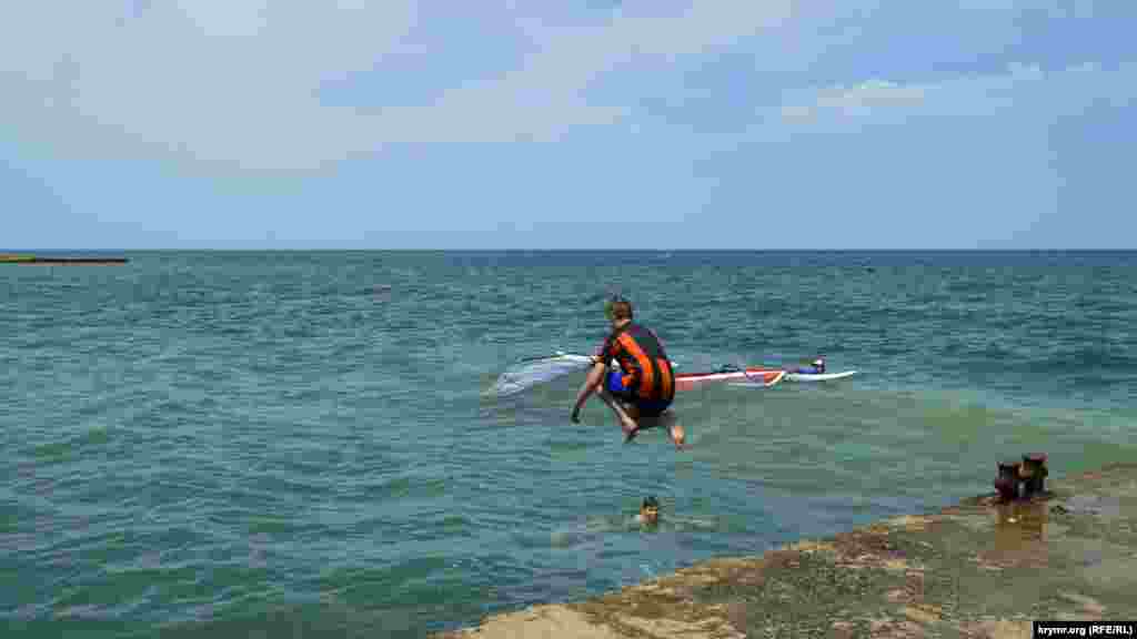 С них любят нырять местные мальчишки