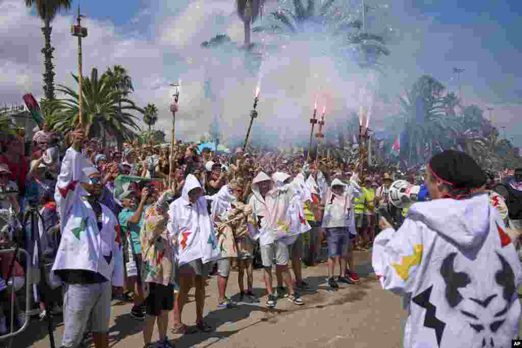 Hiljade pristalica okupilo se na pristaništu u Barceloni, neki od njih noseći kafije i skandirajući "Slobodna Palestina!" i "Bojkot Izraela!" kako bi ispratili razne brodove na kojim su se vijorile palestinske zastave, od oronulih luksuznih jahti do malih drvenih jedrilica i plovila industrijskog izgleda. Jedan od njih, Sirus, star je više od 100 godina.