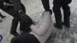 მოსკოვში სამართალდამცავები ელექტროშოკით უსწორდებიან დემონსტრანტებს