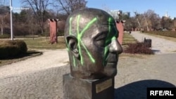 Discuția despre interzicerea unor manifestări de extremă dreapta în școli vine ca urmare a creșterii, în ultimii ani, a actelor de vandalism împotriva monumentelor. În imagine: statuia lui Robert Schumman, unul din fondatorii UE, în Parcul Mihai I (Herăstrău), în 2020.