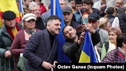 Virgil Alexandru Zidaru, zis Makaveli, face un selfie alături de un susținător SOS România.