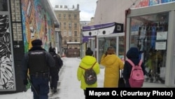 Задержание детей, которые в костюмах аниме фотографировались с радужным флагом в лофт-проекте "Этажи". Архивное фото 