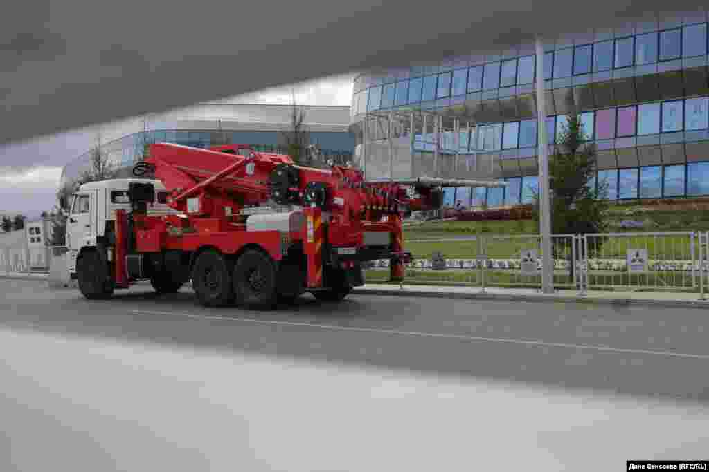 На территорию выставочного комплекса проезжает большое количество грузовиков.