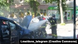 Vatrogasac gasi automobil u plamenu nakon ruskog napada na Sumi, Ukrajina, 3. juna 2025.