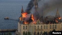 ოდესაზე 29 აპრილს განხორციელებული სარაკეტო შეტევის შედეგად ხანძარი გაუჩნდა იურიდიული აკადემიის შენობას, რომელსაც ოდესელები „ჰარი პოტერის ციხე-სიმაგრეს“ უწოდებენ.