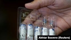 Használt Szputnyik V fiolák egy pakisztáni orvos kezében Karachiban, április 4-én