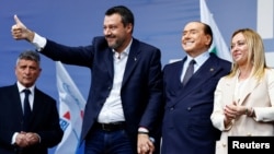 Giorgia Meloni este susținută de Matteo Salvini, fost vicepremier, și Silvio Berlusconi, liderul Forza Italia. 