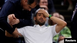 Българският тенисист Григор Димитров получи тежка контузия по време на мача си от осминафиналите срещу италианеца Яник Синер на тенис турнира Уимбълдън. Тази контузия беше причината Димитров да прекрати участието си в турнира. Лондон, Великобритания - 7 юли 2025 г.