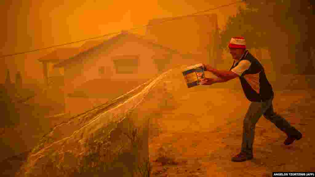 Egy helyi lakos elkeseredett harca a tűzzel Evia szigetén.