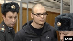 Максим Марцинкевич в зале суда (в центре)