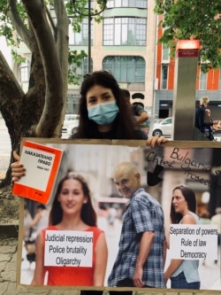 Българи в Берлин са "връчили" символично учебник по наказателно право на премиера Бойко Борисов