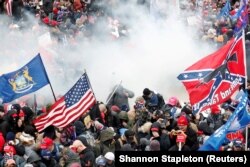 Mulțimea violentă de sprijinitori ai președintelui Trump ia cu asalt Congresul american, Washington, 6 ianuarie 2021.
