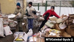 Papírgyűjtést rendeztek az albertfalvai Don Bosco katolikus általános iskolában és óvodában 2005. november 21-én. Az összegyűlt 24 tonna hulladékpapírból befolyt összeget az iskola szépítésére tervezték felhasználni. 