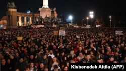 Megtelt a Hősök tere