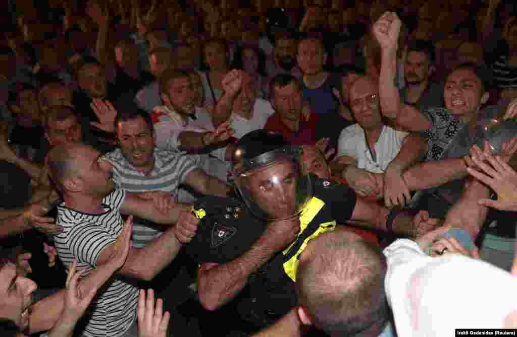 Nasilje je eskaliralo nakon što su demonstranti pokušali ući u zgradu Parlamenta.&nbsp;