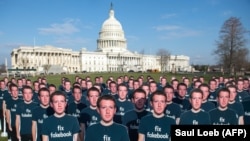 O sută de decupaje de carton ale fondatorului Facebook, Mark Zuckerberg, plasate în fața Capitoliului de la Washington de activiștii grupului Avaaz, 10 aprilie 2018