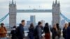 Oameni pe London Bridge, privind spre Tower Bridge, Londra, 25 octombrie 2023. În Anglia, speranța de viață a crescut cel mai puțin în ultimii ani, din cauza creșterii deceselor cauzate de boli cardiovasculare.