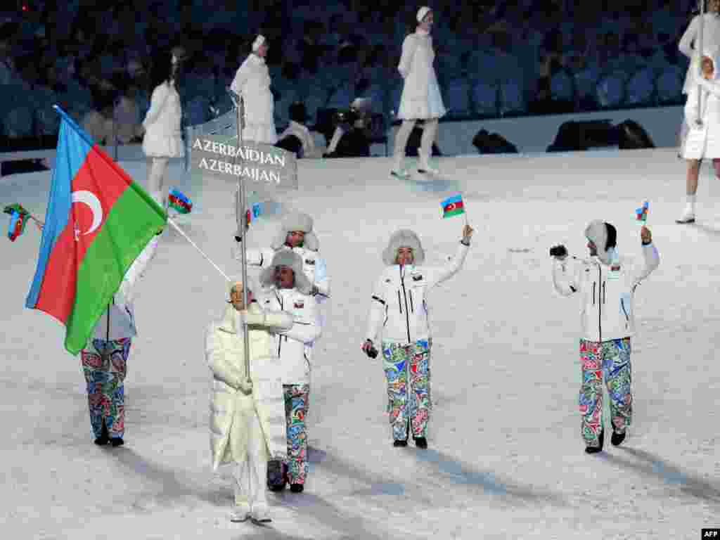 Najveću novčanu nagradu nudi Azerbajdžan, koji šalje četiri sportaša na ZOI. Nacionalni službeni olimpijski odbor ne vjeruje da će bilo tko od njihovih sportaša uspjeti osvojiti medalje, no ako se čudo desi nagrada je poznata: 510.000 dolara za zlatnu medalju, 255.000 dolara za srebro, ili 130.000 dolara za bronzu. 