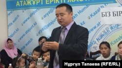 Серикжан Билаш (в центре), представитель организации «Атажұрт еріктілері». 