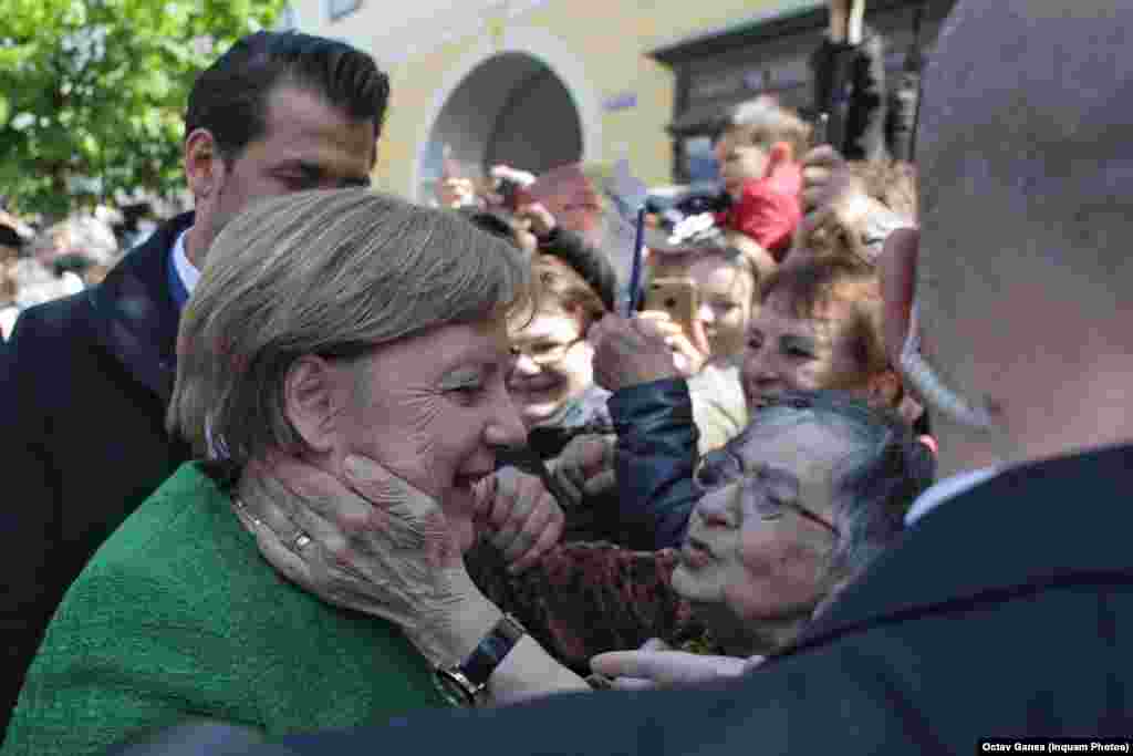 Cancelarul german Angela Merkel a fost bine primită la Summitul UE de la Sibiu. O bătrână din mulțime: &bdquo;Doamna Merkel vă rog să aveți grijă de fiica mea, care lucrează în Germania&rdquo;&nbsp; (Inquam Photos/Octav Ganea)