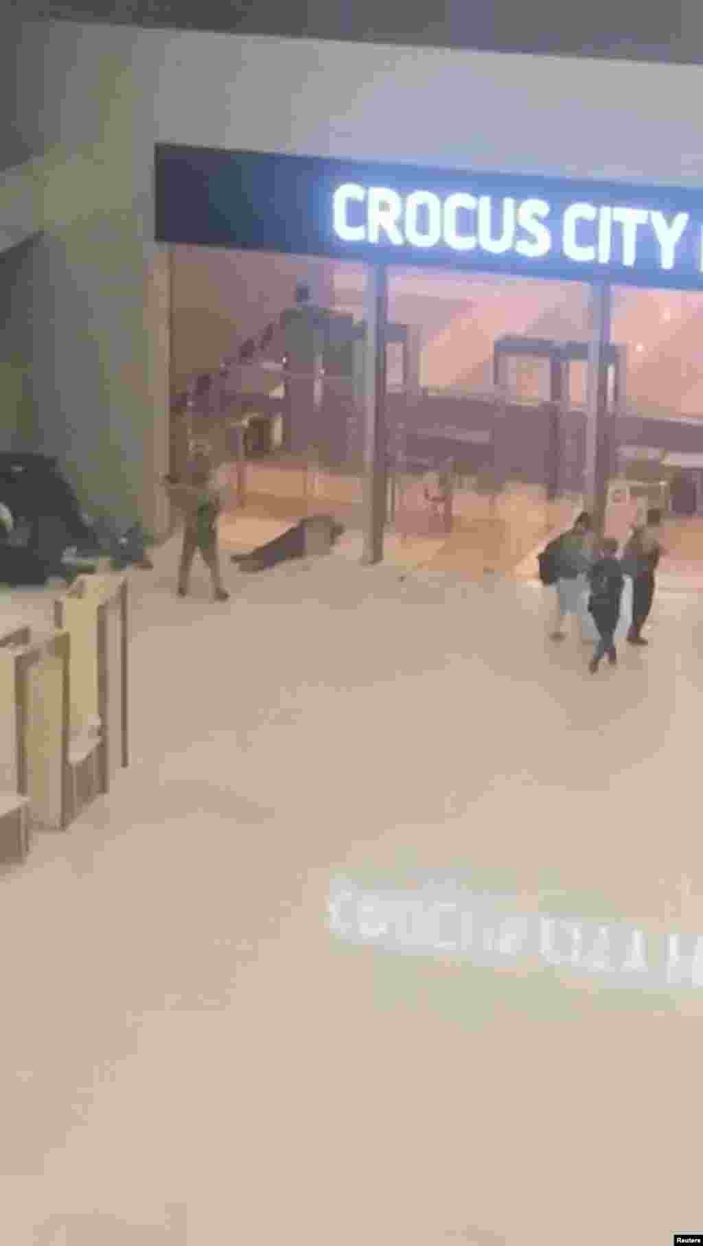 Sulmuesit brenda sallës së koncerteve.