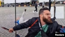 Scene haotice la Mannheim, unde un bărbat înarmat cu cuțit a atacat activiști de extremă-dreapta la 31 mai, fiind placat relativ rapid de polițiști. 