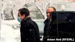 Kreu i LVV-së, Albin Kurti duke hyrë në ambientet e Kuvendit të Kosovës. Prishtinë, 22 mars, 2021. 