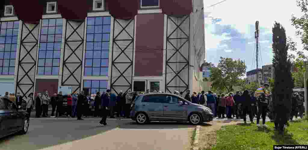 Kosova ka një Plan shtetëror të vaksinimit të ndarë në tri faza. Në fazën e parë u vaksinuan personat mbi 80 vjeç, ata me sëmundje kronike dhe punëtorët shëndetësorë. Në fazën e dytë, që nisi të mërkurën, do të vaksinohen personat 65-79 vjeç dhe&nbsp;si edhe mësimdhënësit dhe forcat e sigurisë, të përfshira në menaxhimin e pandemisë.&nbsp;Në fazën e tretë, ndërkaq, pritet të bëhet vaksinimi i 50 për qind të popullsisë së Kosovës.