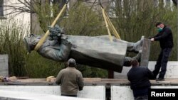 საბჭოთა მარშლის, ივან კონევის ძეგლის აღების მომენტი. პრაღა, 2020 წლის 3 აპრილი