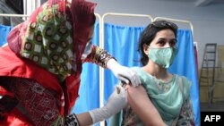 په راولپېنډۍ کې یوه روغتیاپاله یوې ښځې ته د چینايي واکسینو ستن لګوي - د ۲۰۲۱ز کال د مې ۲۴مې انځور. 