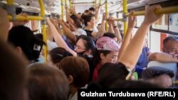 Заполненный автобус в Бишкеке. 2 июня 2021 года.
