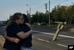 Reacția unor locuitoare ale orașului Kramatorsk, după ce în strada lor s-a înfipt un fragment de rachetă rusească, 2 septembrie 2023