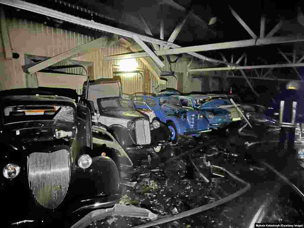 Administrația Militară Regională Kiev a publicat, pe 28 ianuarie, o serie de fotografii care înfățișează colecția distrusă de mașini de epocă a fostului președinte ucrainean, Viktor Ianukovici. Mașinile au fost distruse în urma unui atac rusesc cu drone. &nbsp;