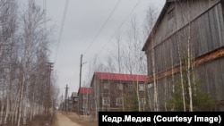 Дома барачного типа в Мирном. Фото: Марина Сычева