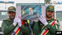 Гвардейци носят ковчега с покойния ирански президент Ебрахим Раиси по време на траурно шествие в град Табриз, 21 май 2024 г.