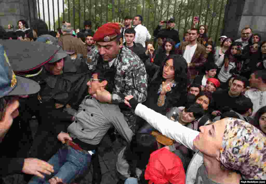 Armenija - Policija je hapsila demonstrate, pristalice opozicionog lidera Raffija Hovannisiana, za vrijeme protesta nakon inauguracije predsjednika Sarkisiana, Jerevan, 9. april 2013. Foto: EPA / Hayk Badallyan 