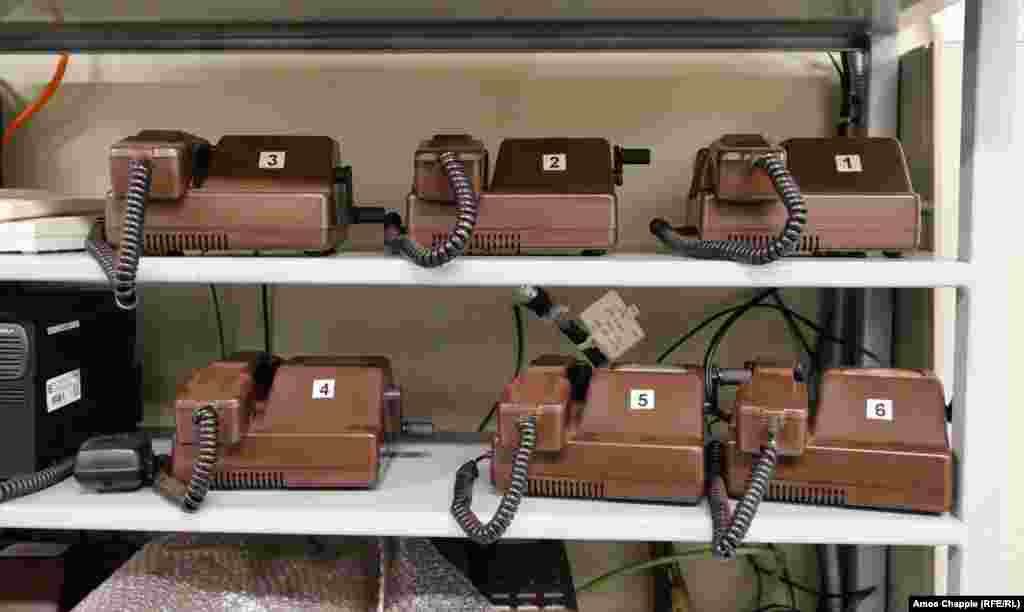 Телефоны внутри диспетчерской убежища OSM. Транспортная компания, отвечающая за OSM, заявляет, что &laquo;требуется определенное время для приведения системы защиты в состояние боевой готовности&raquo;, не уточняя подробностей