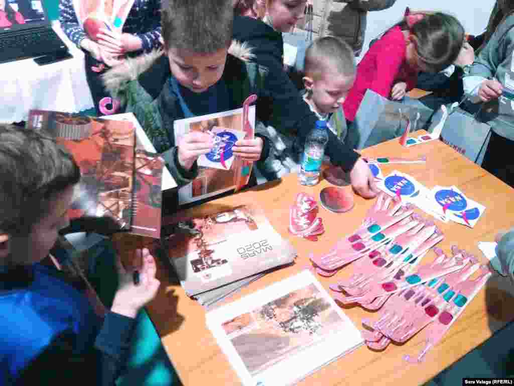 Djeca uzimaju promotivne materijale o misiji NASA koja dijelom nosi ime po njihovoj opštini.&nbsp;