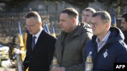Ministri i Jashtëm i Hungarisë, Peter Szijjarto (majtas), gjatë takimit me homologun e vet ukrainas, Dmytro Kuleba, (djathtas) dhe shefin e Presidencës ukrainase, Andriy Yermak (në mes), në qytetin Uzhhorod në perëndim të Ukrainës, 29 janar 2024.