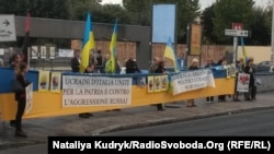 Ukrán civilek tüntetnek Oroszország római nagykövetsége előtt 2016. október 6-án