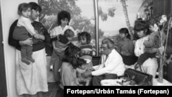 Körzeti orvos a kiskundorozsmai cigánytelepen 1990-ben