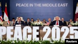 На преден план: американският президент Доналд Тръмп и египетският му колега Абдел Фатах ал-Сиси по време на срещата в Египет, 13 октомври 2025 г.