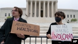 Un grup de protestatari, adunați în fața Curții Supreme a Statelor Unite ale Americii, 3 mai 2022.