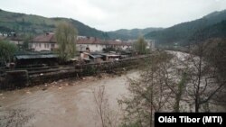 Илустрација, архивска фотографија на загадена река 