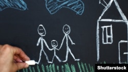 Predsjednik udruge istospolnih obitelji "Dugine obitelji" Daniel Martinović ističe da je smiješan dvostruki pristup hrvatskih zakona prema istospolnim zajednicama.