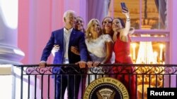 Američki predsjednik Joe Biden (ispred, slijeva), prva dama Jill Biden, njihova kćerka Ashley Biden i unuke Finnegan i Naomi poziraju za sliku tokom proslave Dana nezavisnosti u Washingtonu 4. jula 2021.