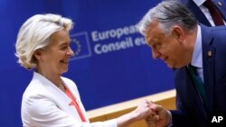 Presidentja e Komisionit Evropian, Ursula von der Leyen, duke u përshëndetur me kryeministrin e Hungarisë, Viktor Orban, gjatë samitit të BE-së të mbajtur në Bruksel më 17 qershor 2024. 